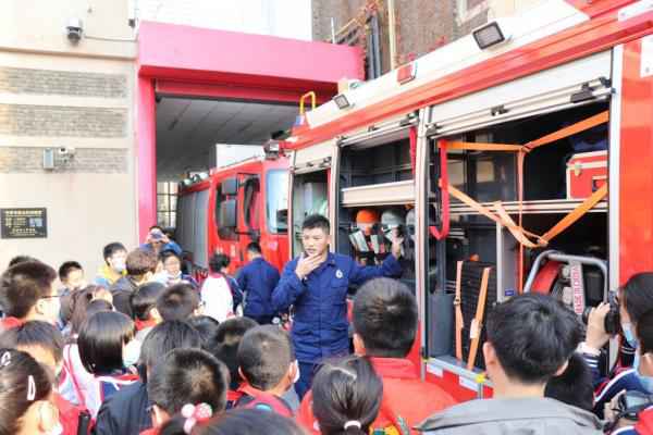 昆明路小学师生牵手“火焰蓝”朋友