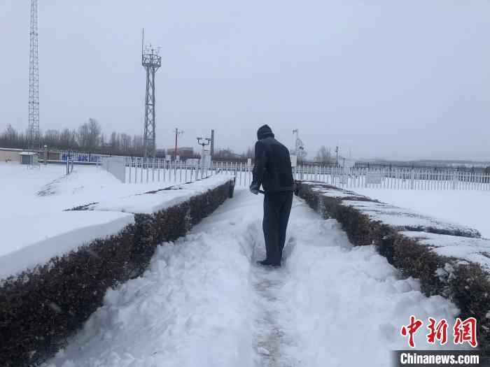 图为降雪地区民众出行困难。　内蒙古气象部门供图