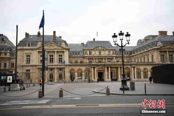 当地时间10月30日，法国进入第二次全国“封城”，巴黎市中心当天几乎没有行人和车辆。/p中新社记者 李洋 摄