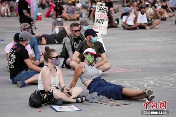 当地时间6月28日，示威者在加拿大多伦多市政厅广场再度举行集会，反对种族主义和歧视。/p中新社记者 余瑞冬 摄
