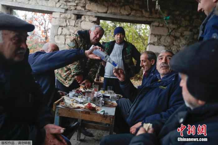 当地时间11月18日，纳卡地区的一个村庄里，当地的亚美尼亚人正在进行最后一次晚餐，晚饭过后他们将搬离这个村庄。