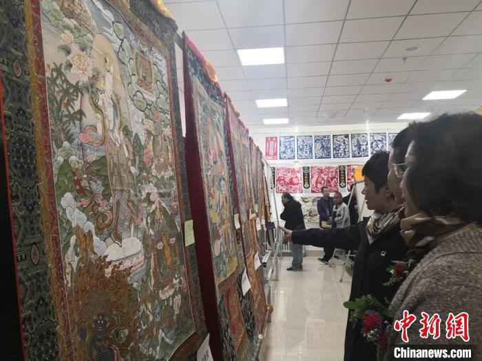 展览期间，来自甘肃14个市州的民间艺人带来了洮砚、唐卡、刻葫芦、敦化壁画、临夏砖雕、剪纸等涵盖10个品类550多件作品。　杜萍 摄