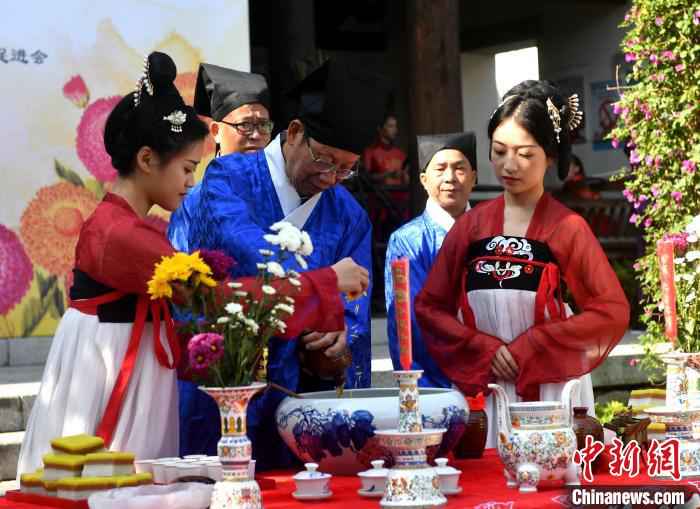 图为传统重阳祭酒仪式。　吕明 摄