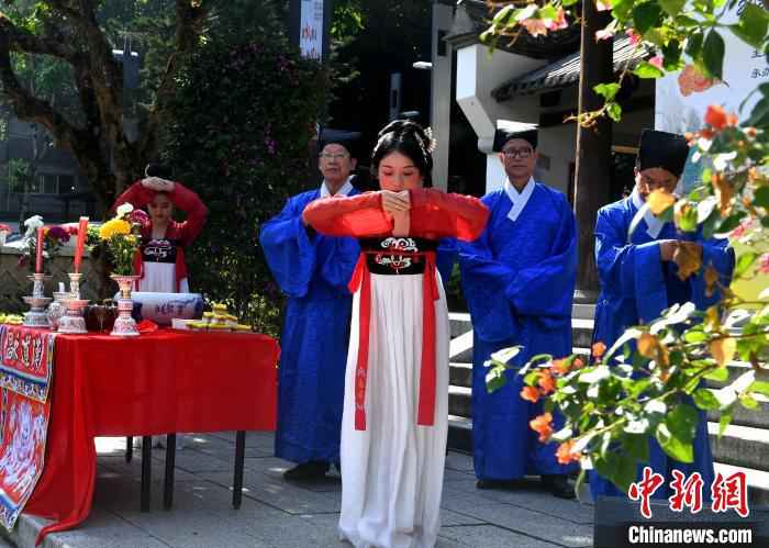 图为传统重阳祭酒仪式。　吕明 摄