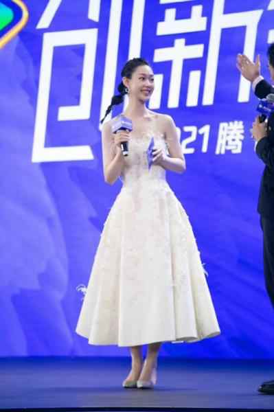 嘎嘎管乐红毯主持首秀《演员请就位2》终极盛典