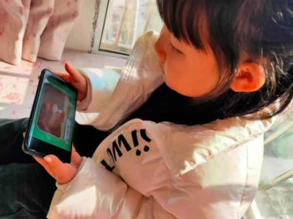 斑马AI课5岁小学员受邀录制《天天向上》，古诗名句信手拈来惊艳全场