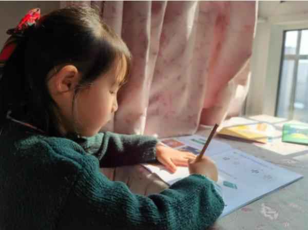 斑马AI课5岁小学员受邀录制《天天向上》，古诗名句信手拈来惊艳全场