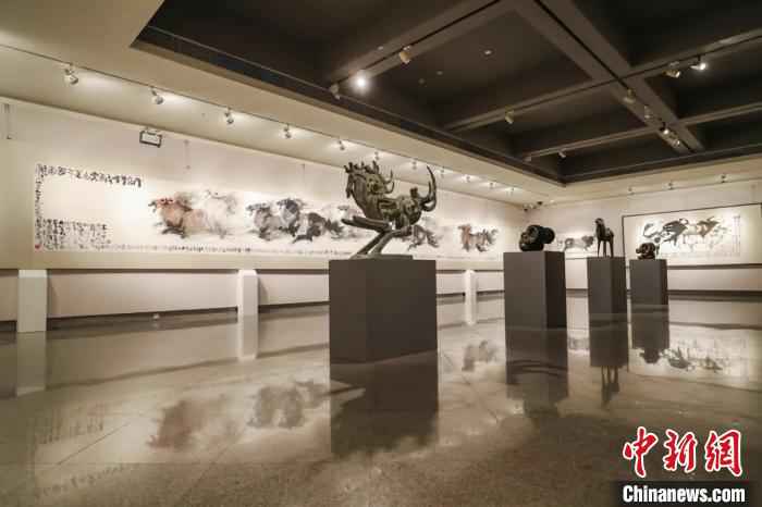 “美林的世界在深圳——韩美林艺术展：天·地·人·和”展览现场。韩美林艺术基金会供图