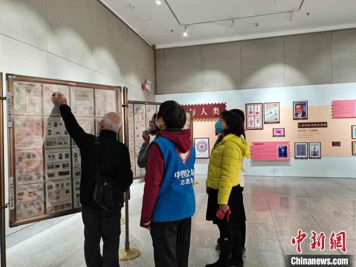 策展人集邮家梁振刚为观众导赏导览。　陈佩湘 摄