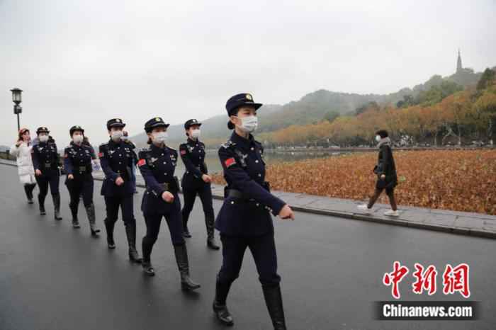 图为浙江和台湾青年在西湖边巡逻。梅柏林 摄

