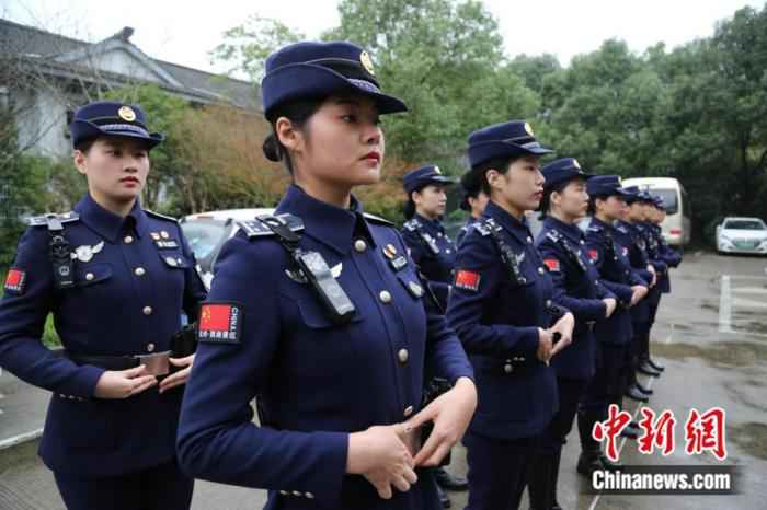 图为浙江和台湾青年出发巡逻前的训练。梅柏林 摄