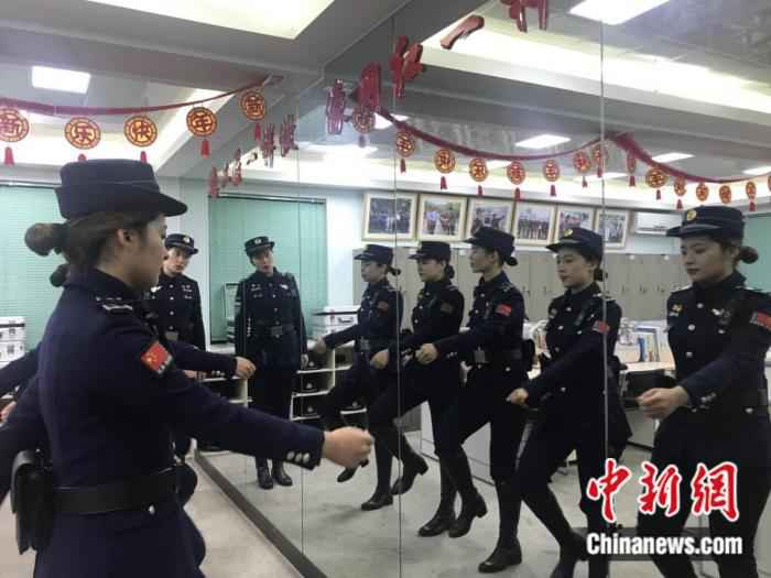 图为浙江和台湾青年对着镜子练习。梅柏林 摄