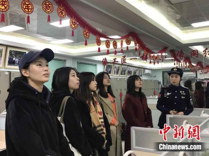 图为浙江和台湾青年参观西湖女子巡逻队的办公场所。梅柏林 摄