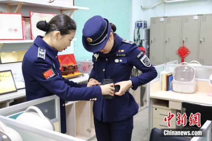 图为西湖女子巡逻队队员帮浙江和台湾青年整理妆发。梅柏林 摄