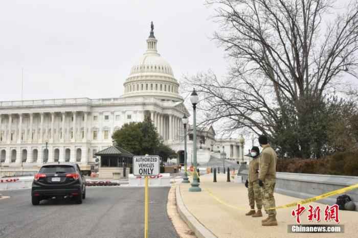 当地时间1月8日，美国国会大厦四周设置约2米高的黑色铁栅栏，国民警卫队也在周边巡逻，以加强安保。示威者6日冲击国会事件已致5人死亡，包括一名警察。众议长佩洛西8日宣布降半旗向其致哀。
/p中新社记者 沙晗汀 摄