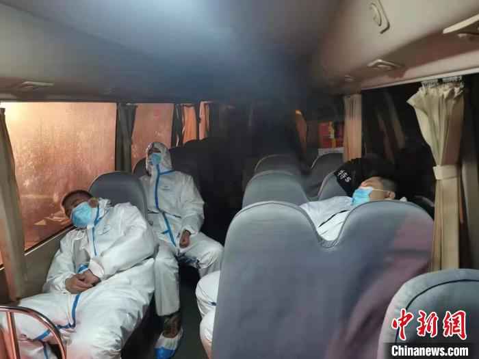 图为藁城区增村镇小果庄村疫情防控检查站警员在车上睡觉。　张月礼 摄