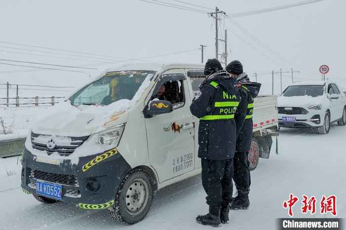 日喀则边境管理支队老马泉河边境检查站民警顶风冒雪执勤检查。　李昆 摄