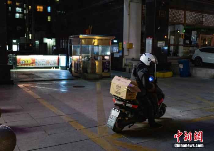 1月9日，河北省石家庄市的一名快递送货员为一处小区的居民派送生活必需品后驾车离开。当天，河北省举行新冠肺炎疫情防控工作发布会，据石家庄市委副书记、市政府副市长、代市长马宇骏称，为确保正常生产生活，当天晚间或翌日，快递小哥将活跃在街道上。据介绍，当地市、县、乡、村、街道、社区会全力以赴完善各种物资，保障公共网络体系，通过开展线上无接触配送，实现生活必需品点对点直接供应。同时，建立应急配送机制，对医护人员、公职人员、快递小哥等特殊群体进行优先核酸检测凭证出入，确保正常生产生活。
/p中新社记者 侯宇 摄