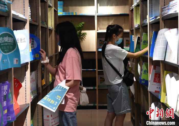 资料图：图为学生在书店里挑选练习题。　周毅 摄