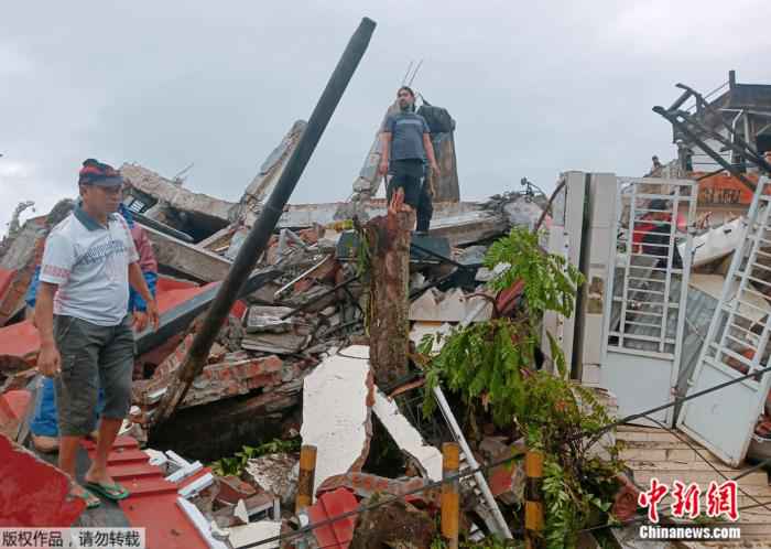 当地时间15日凌晨，印尼西苏拉威西省发生6.2级地震，至少造成3人死亡、24人受伤。