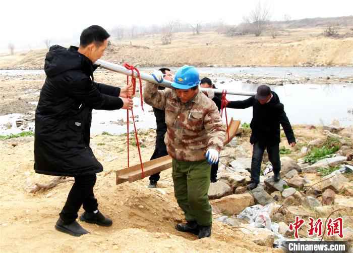 两根汉阳铁厂造铁轨将被当地博物馆永久性收藏 宋俊初 摄