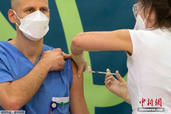 当地时间12月27日，欧盟多个成员国正式启动新冠疫苗接种工作。图为比利时医护人员正在准备新冠疫苗接种工作。