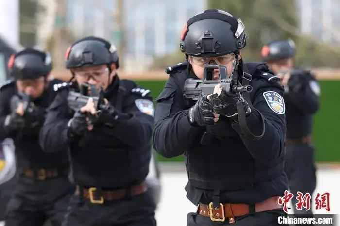 资料图：南京铁路公安处特警支队民警表演战术动作演练。　泱波 摄