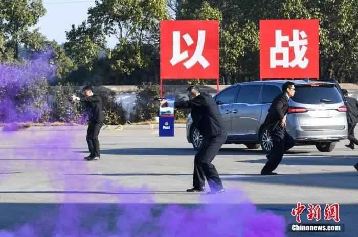 资料图：1月9日，湖南长沙，警务人员进行实战演习。 /p中新社记者 杨华峰 摄
