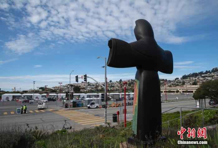 当地时间1月31日，美国旧金山民众在位于旧金山城市学院的大规模新冠疫苗接种点接种疫苗。旧金山官员此前表示，当地另外两处大规模疫苗接种点也将在未来向公众开放。
/p中新社记者 刘关关 摄