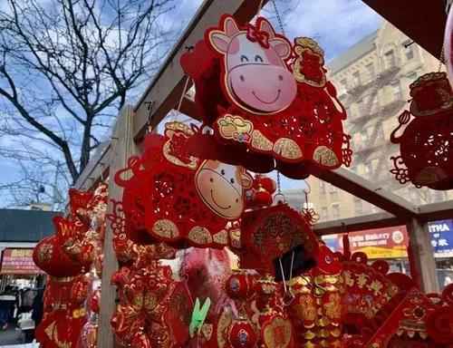 资料图：牛年相关装饰。(美国《世界日报》/刘大琪摄)