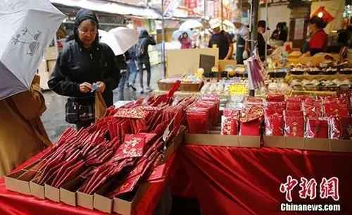 资料图：街上售卖红包袋。/p中新社记者 陈小愿 摄