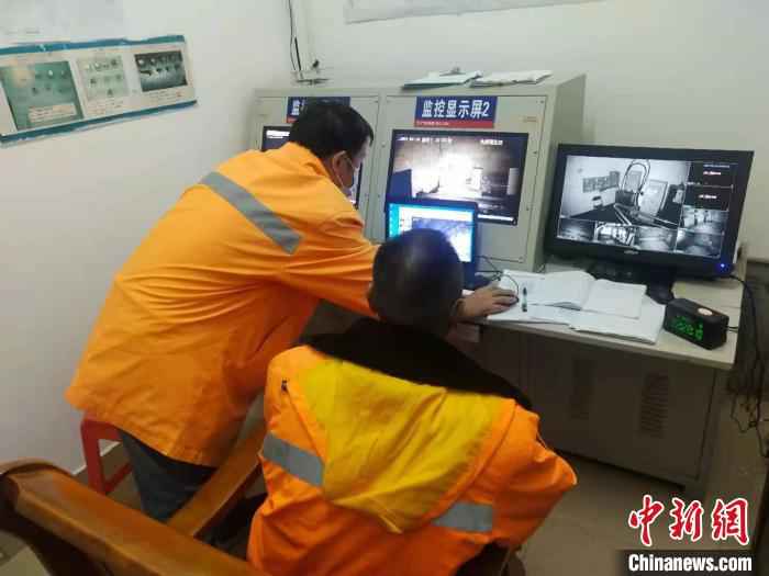 副工长刘文国正在指导监控人员监控视频 刘俊民 摄