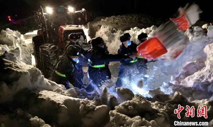 民警连夜奋战近20小时，终于打通民众道路。　王康 摄