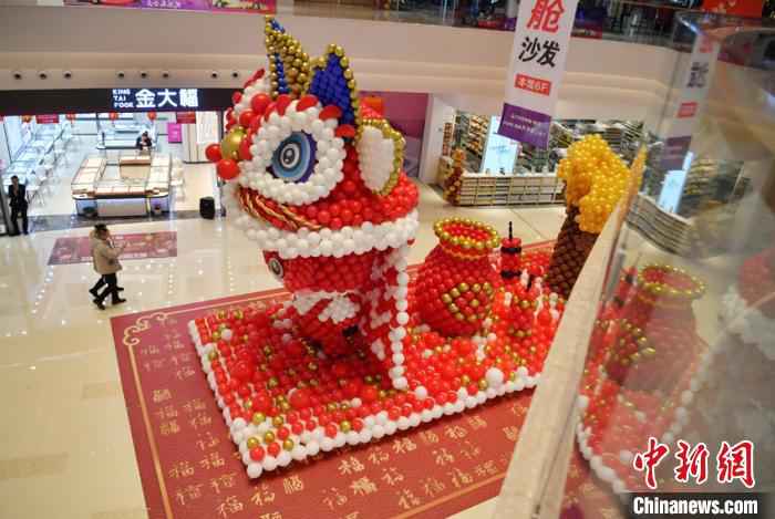 长春一商场近两万个气球组成“牛”造型。　张瑶 摄