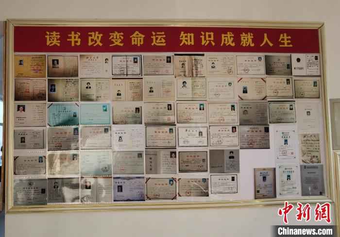 图为徐家台村村党员活动中心走廊的“证书墙”一角。　祁增蓓 摄