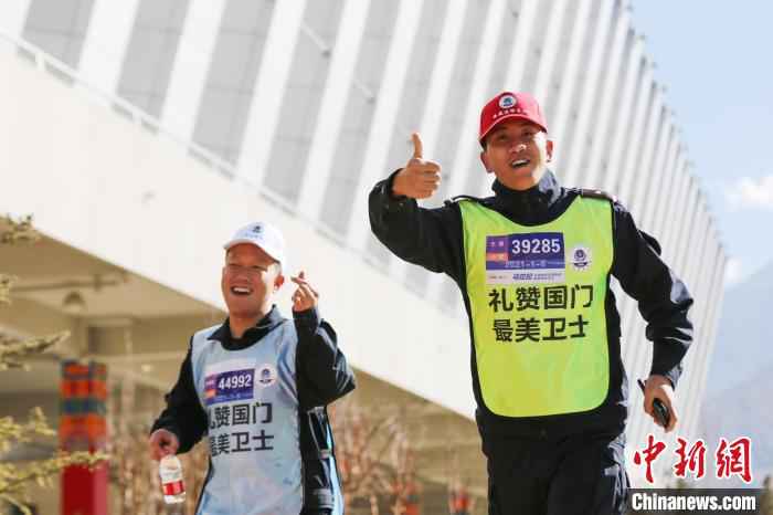 图为拉萨片区民警在健身悦跑活动中。　何宇恒 摄