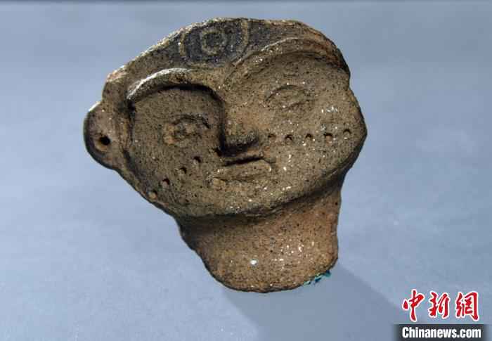 安徽双墩遗址出土7300年前的陶塑人面。/p中新社记者 孙自法 摄 孙自法 摄