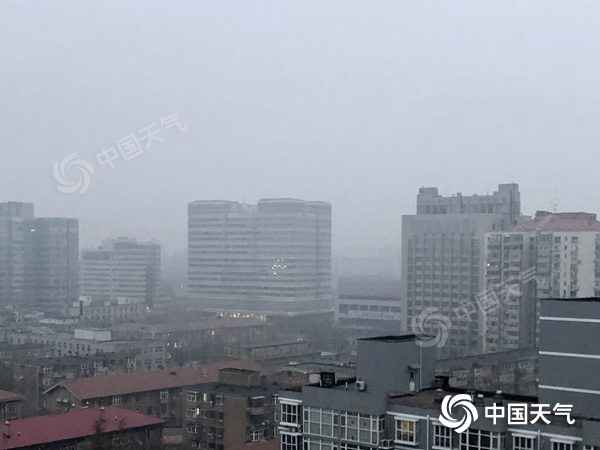 今早，北京天空阴沉。(图/王晓)