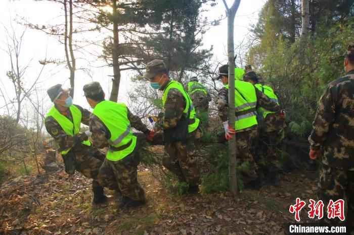 武警官兵抢挖防火隔离带。　翟飞飞　摄