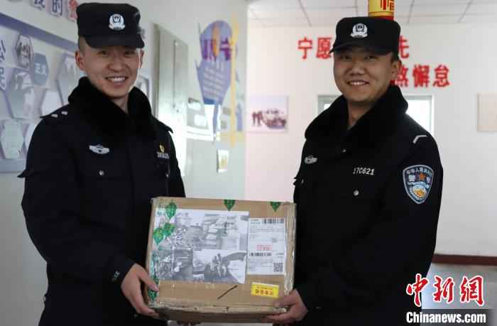 图为民警们拿到包裹时格外开心。　刘志武 摄