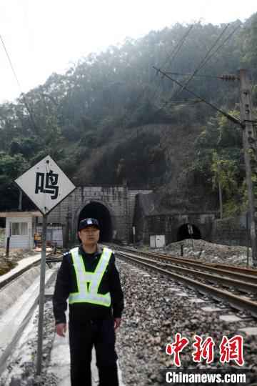 结束巡逻的李彬走出米花岭隧道。　蒋雪林 摄