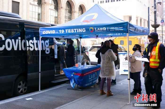 当地时间3月3日，民众在美国纽约曼哈顿的一个流动检测站接受核酸检测。/p中新社记者 王帆 摄