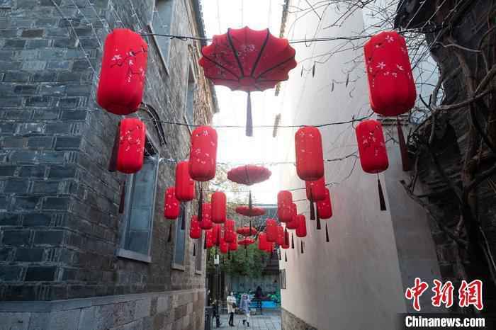 资料图：随着农历牛年将至，南京街头张灯结彩，各种造型的花灯彩灯齐亮相，喜气洋洋迎新春。大红灯笼高高挂起来。　泱波 摄