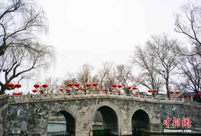 资料图：2月14日，北京市民利用春节假期在北海公园内赏景休闲。 /p中新社记者 侯宇 摄