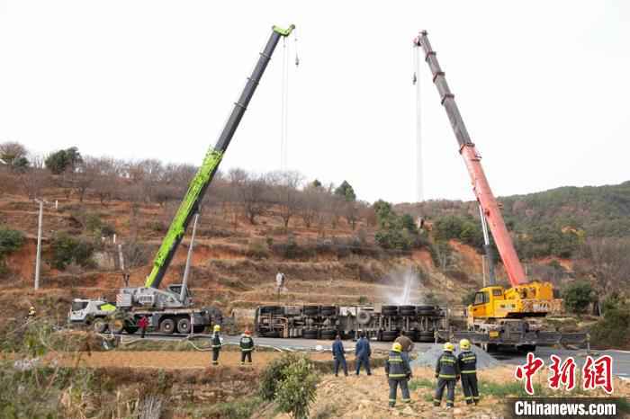 吊车准备扶正事故油罐车，将罐体内最后的油品导出。四川消防提供