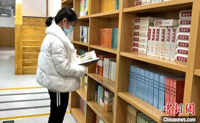 春节假期，浙江玉环一读者在阅读。　罗俊 摄