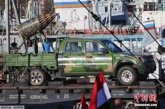 当地时间3月3日，克里米亚塞瓦斯托波尔，俄罗斯国防部在当地火车站举办移动展览，展示在叙利亚战争中缴获的军事装备、车辆和武器。