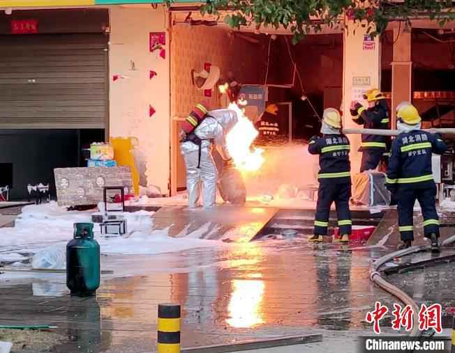 消防员对燃烧的液化气罐进行冷却作业。湖北咸宁消防供图