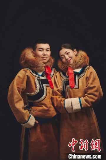图为在内蒙古草原上的敖木希勒夫妇。本人供图