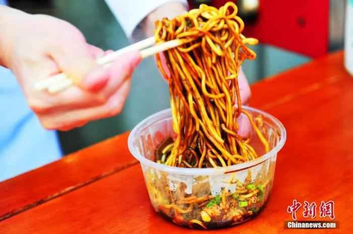 热干面是武汉最出名的小吃之一 。王康荣 摄